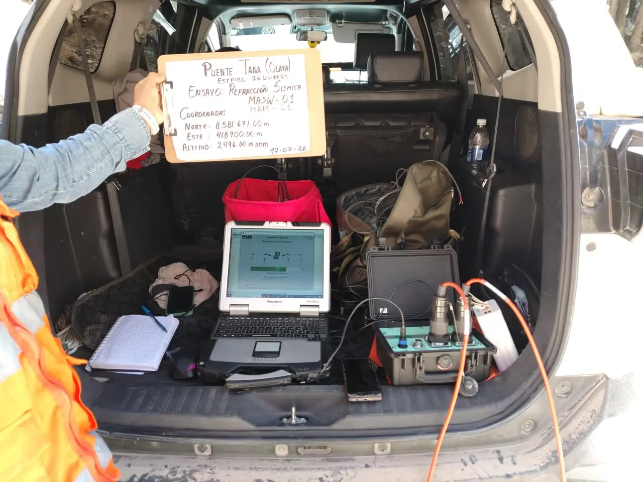 Equipo geofísico REX Ingenieros en campo